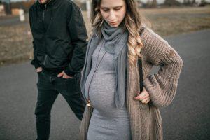 Schwangere Frau mit Babybauch unterwegs