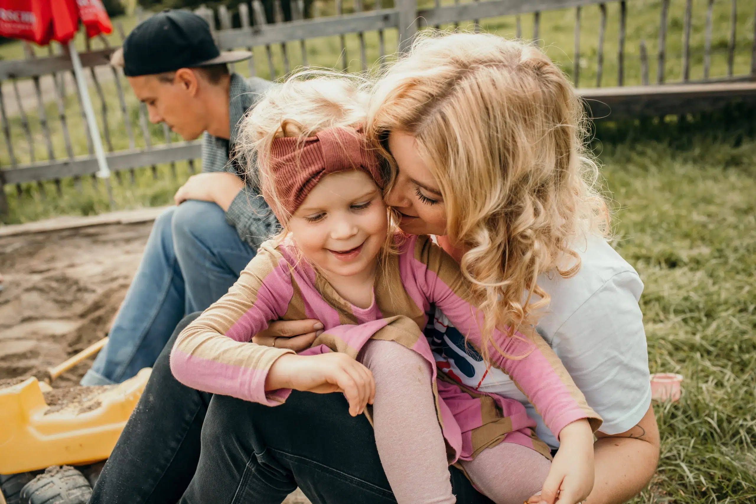 Mutter mit Tochter auf dem Spielplatz
