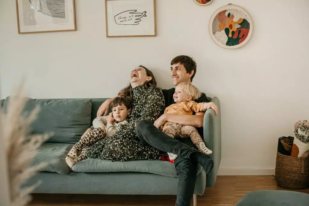 Familienfotos im Reportagen-Stil in Hamburg - Gl&uuml;ckliche Familie auf dem Sofa
