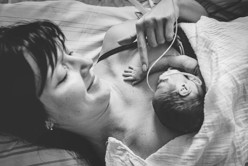 Fr&uuml;hchen - Neugeborenen Fotos im Krankenhaus - Mama mit Baby