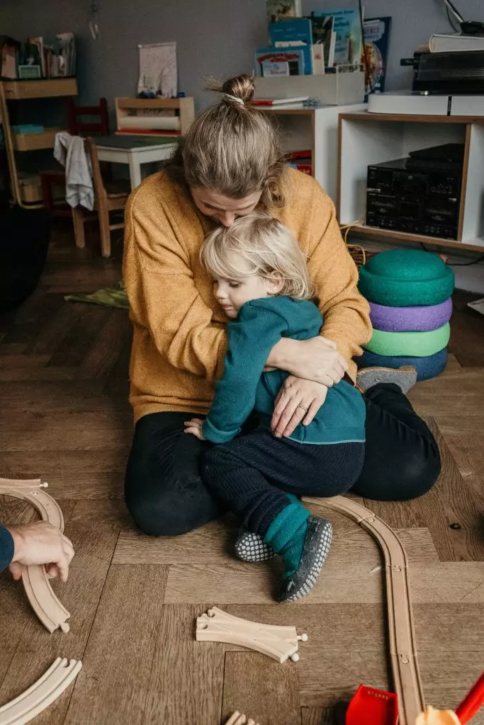 mama kuschelt mit sohn
