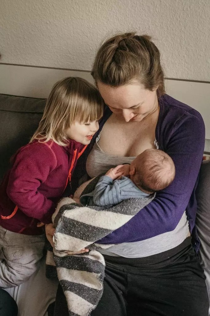 neugeborenes baby schwester mama wochenbett