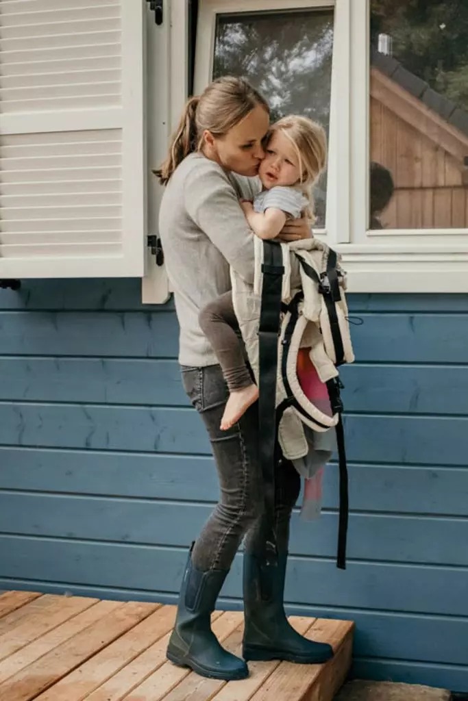 familienreportage mama troestet baby
