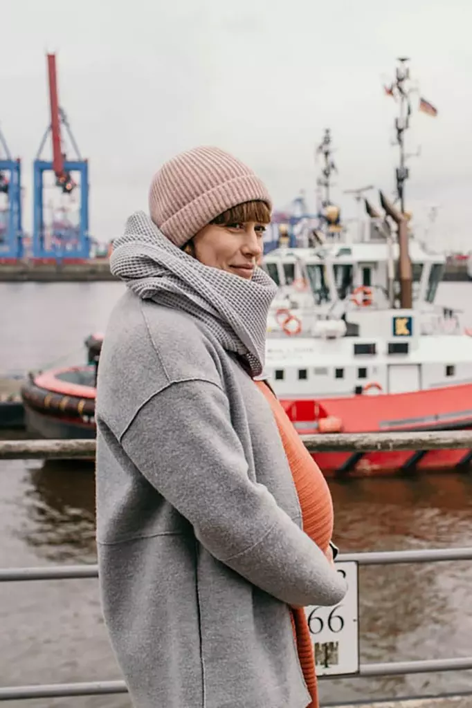 Schwangere Frau am Hamburger Hafen.