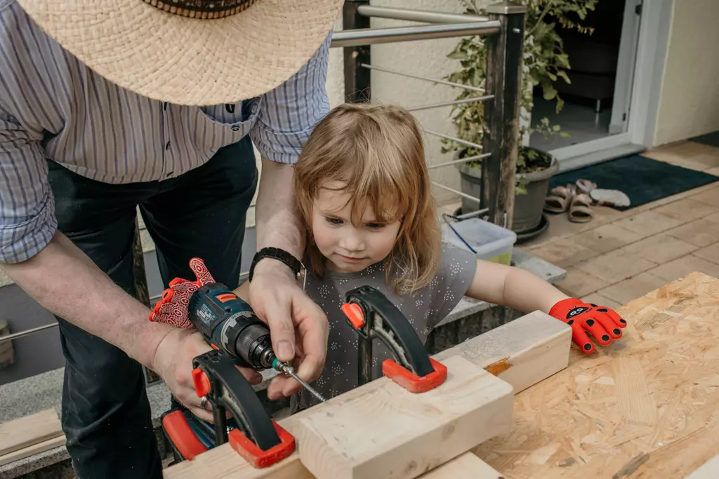 Opa mit seiner Enkelin beim werkeln im Garten in NRW