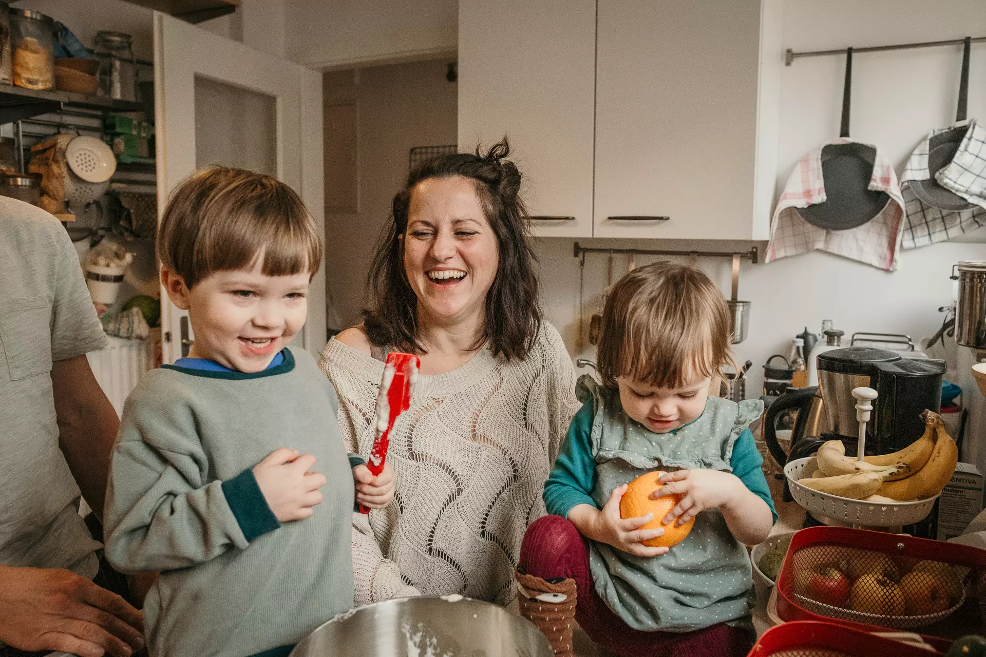 Familienfotografie Berlin - Mama mit ihren 2 Kindern lachend in der K&uuml;che