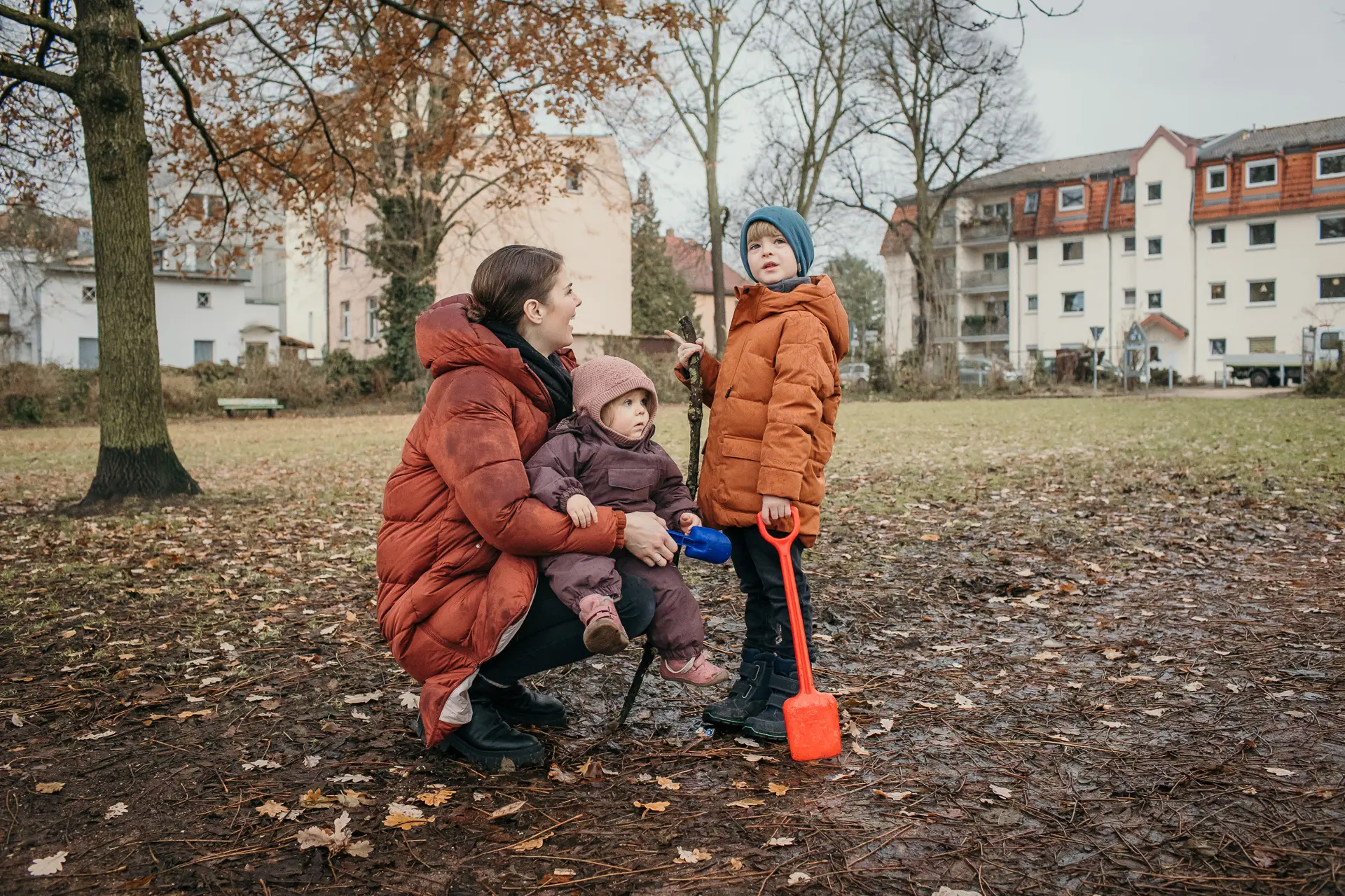Familienfoto drau&szlig;en bei einem Familienfotoshooting