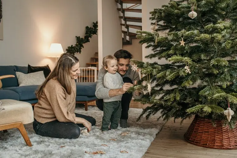 familienbild bei familienreportage am weihnachtsbaum