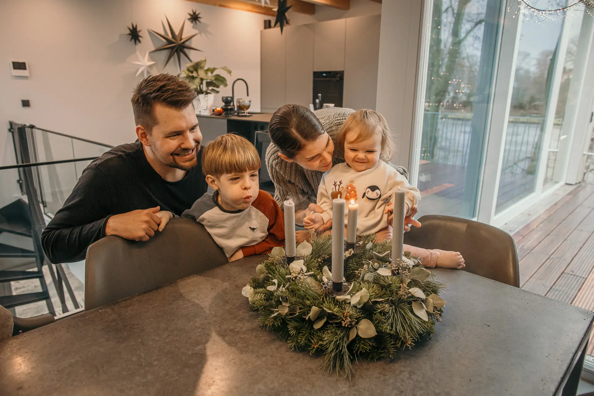 Weihnachtliches Familienfotoshooting - Weihnachtliche Familienreportage zuhause