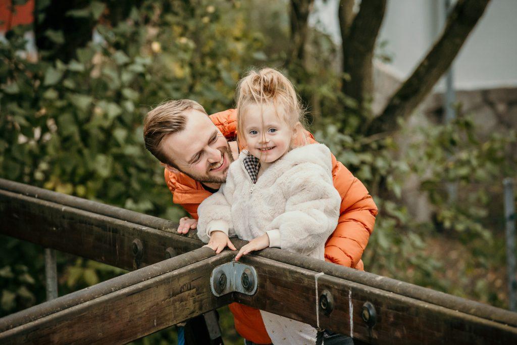 Natuerliche Familienfotos in Hannover, Hildesheim und Berlin 1 Vater mit Tochter beim Spielen – dokumentarische Familienfotos draußen in Berlin