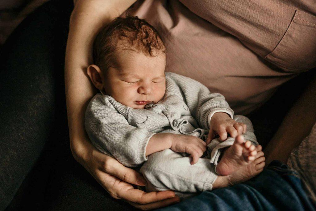 neugeborenenfotografie berlin friedrichshain baby nahaufnahme mama arm