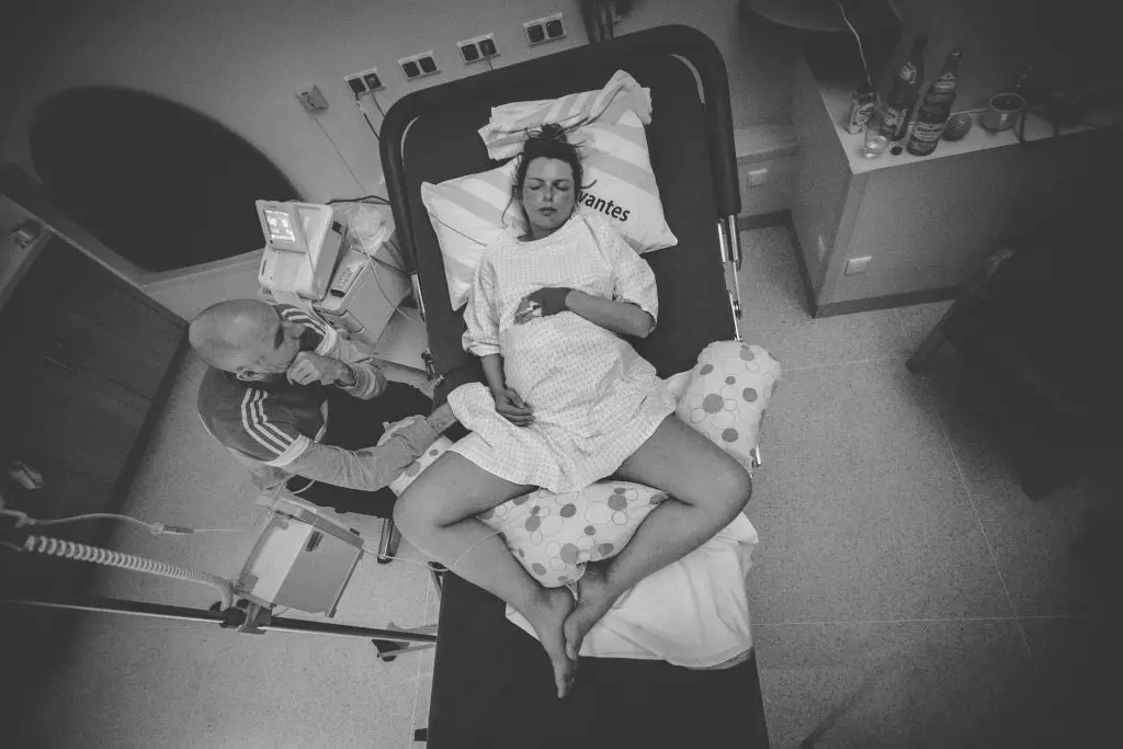 geburtsfotografie berlin schwangere babybauch haende augen geschlossen