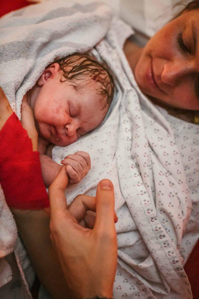 geburtsfotos kreuzberg baby neugeborenenbilder finger papa hand